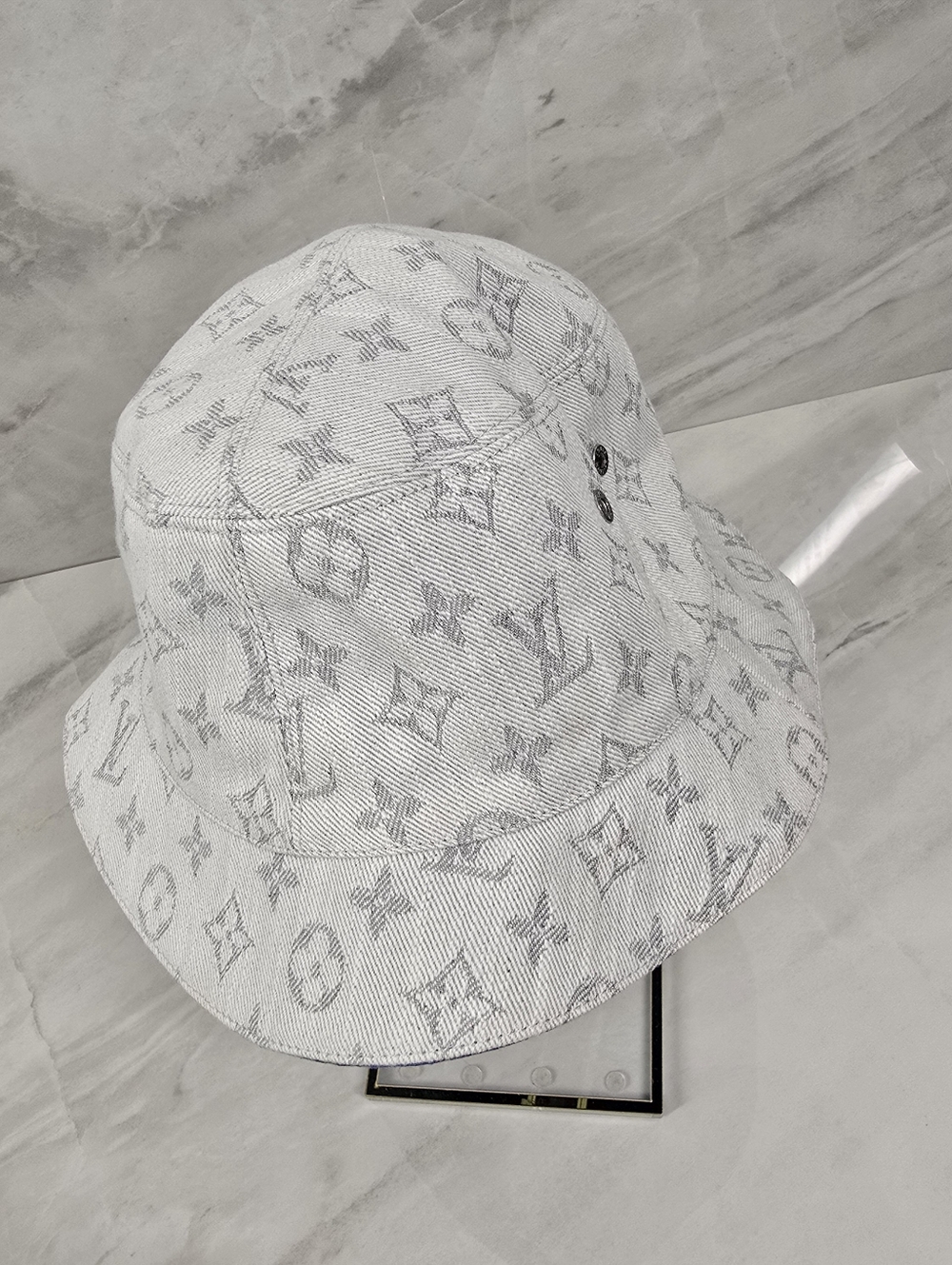 Louis Vuitton Monogram Bucket Hat - Reversible - Picture 4 of 12